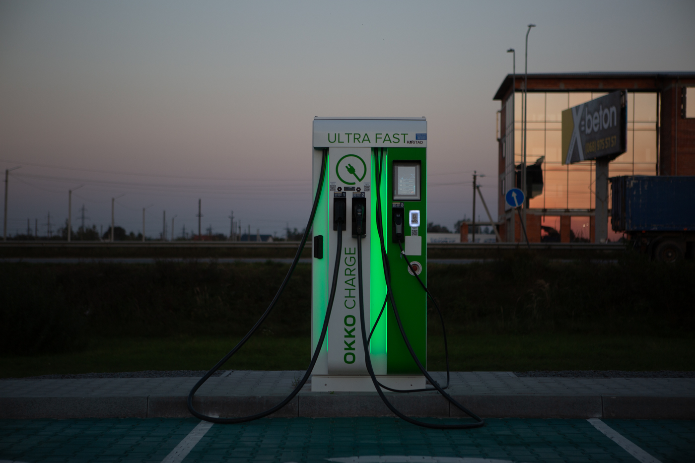 ОККО розгорнула мережу швидкісних електрозарядок на основних трасах: дозарядити батарею до 80% можна за 40 хвилин